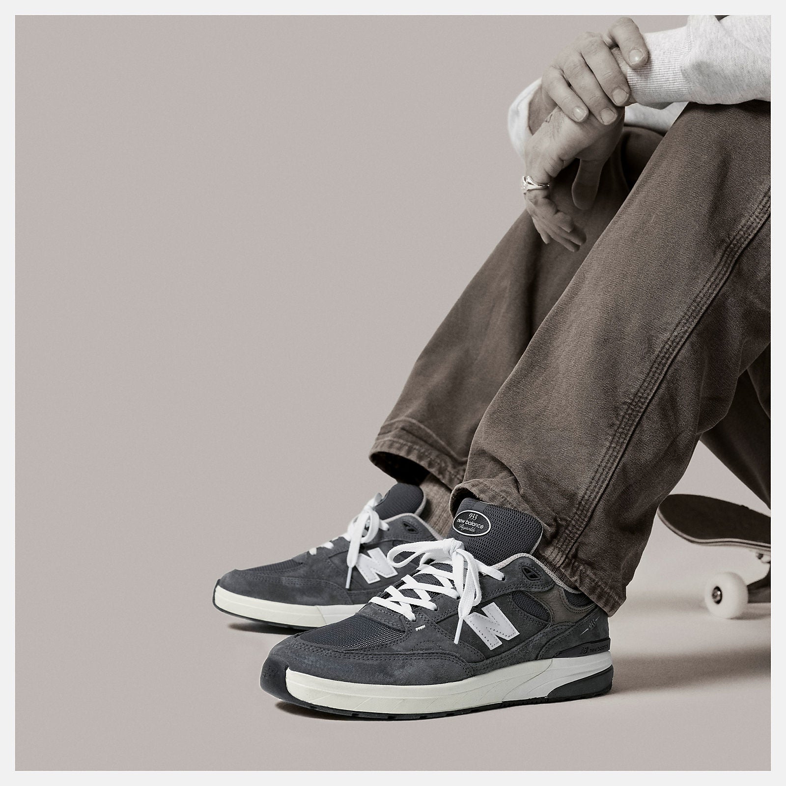 NB Numeric Andrew Reynolds 933 - Gris Foncé/Blanc (NM933GDY)