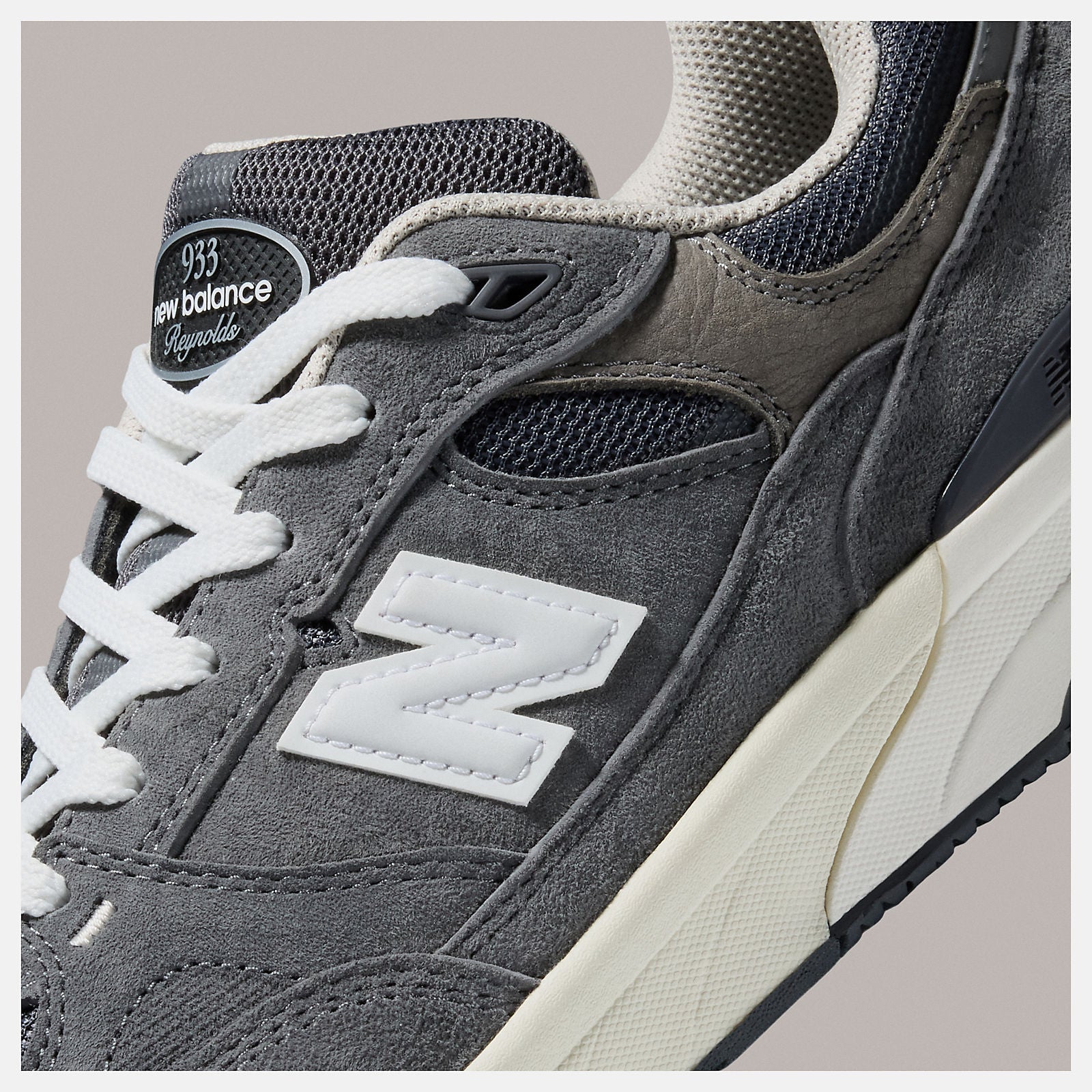 NB Numeric Andrew Reynolds 933 - Gris Foncé/Blanc (NM933GDY)