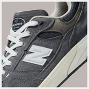 NB Numeric Andrew Reynolds 933 - Gris Foncé/Blanc (NM933GDY)