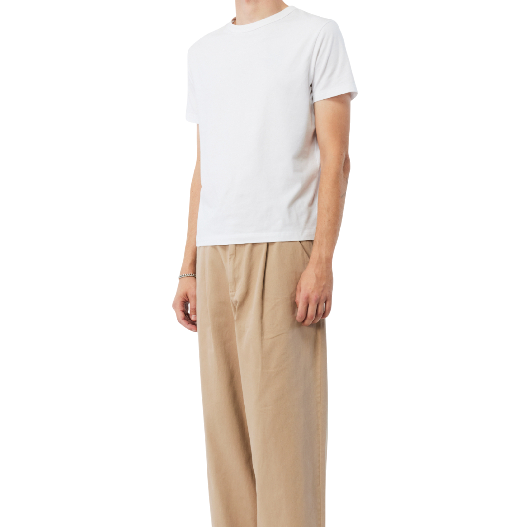 BOTTOMS_HO25_CHINO_DLTKHAKI_MODEL_01.png