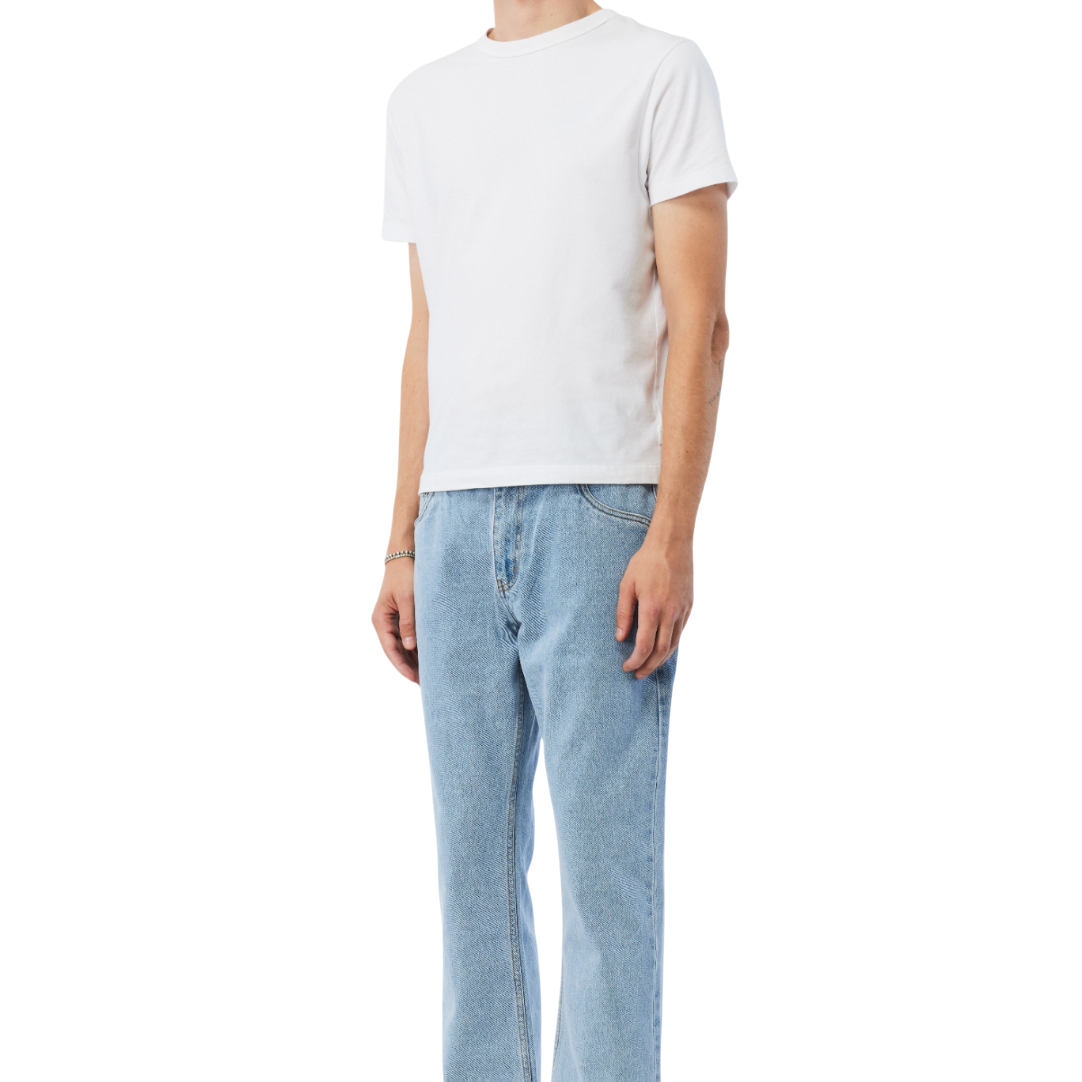 BOTTOMS_HO25_STRAIGHTDENIM_BLUEWASHED_MODEL_01.png