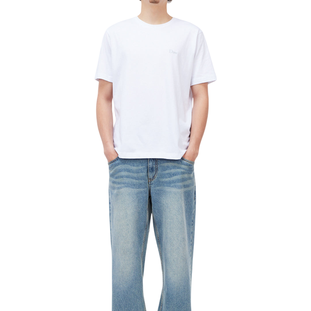 Classics_SU26_ClassicSmallLogoTShirt_White_Model_01-Photoroom.png