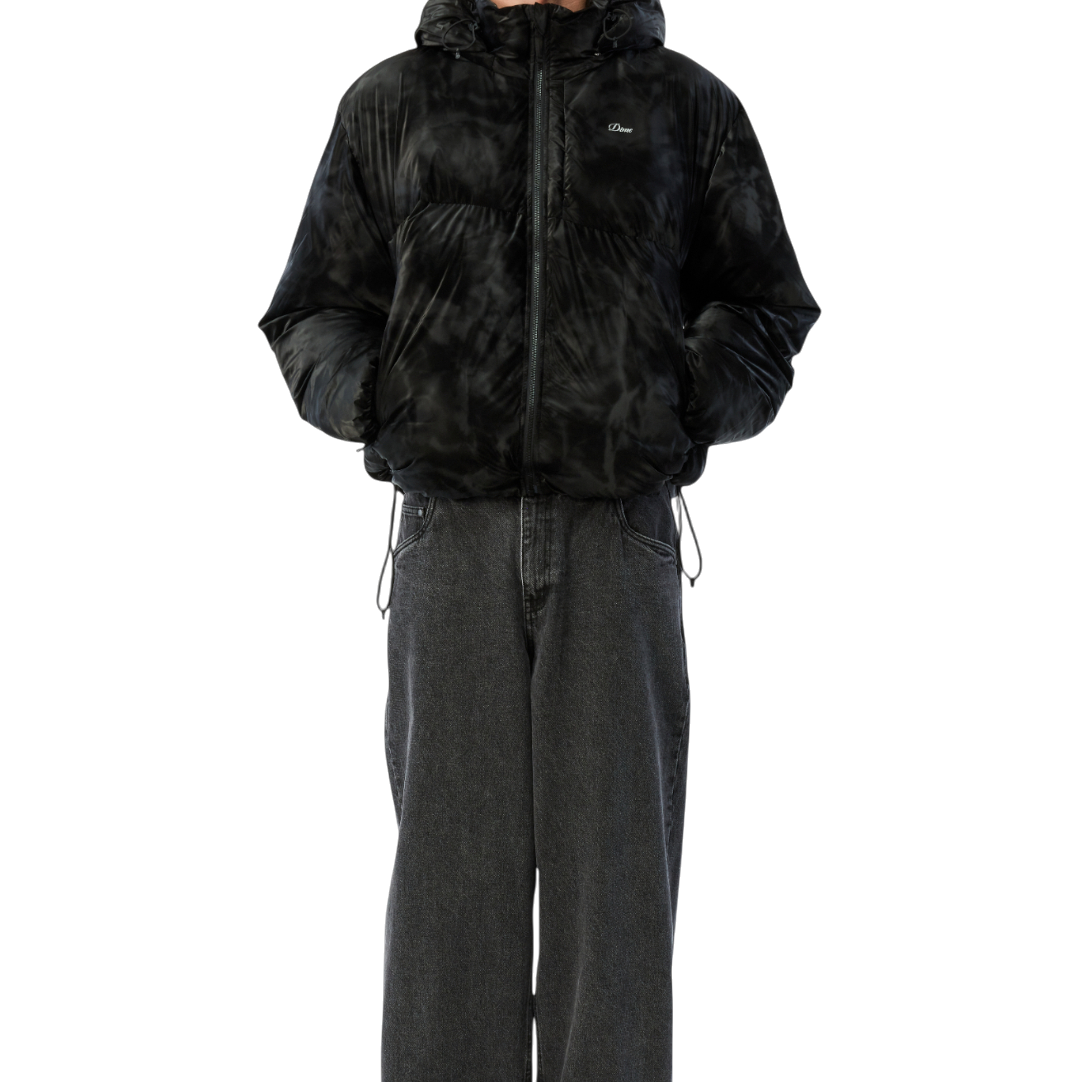 JACKETS_HO25_WAVYPUFFER_SMOKEBLACK_MODEL_01.png