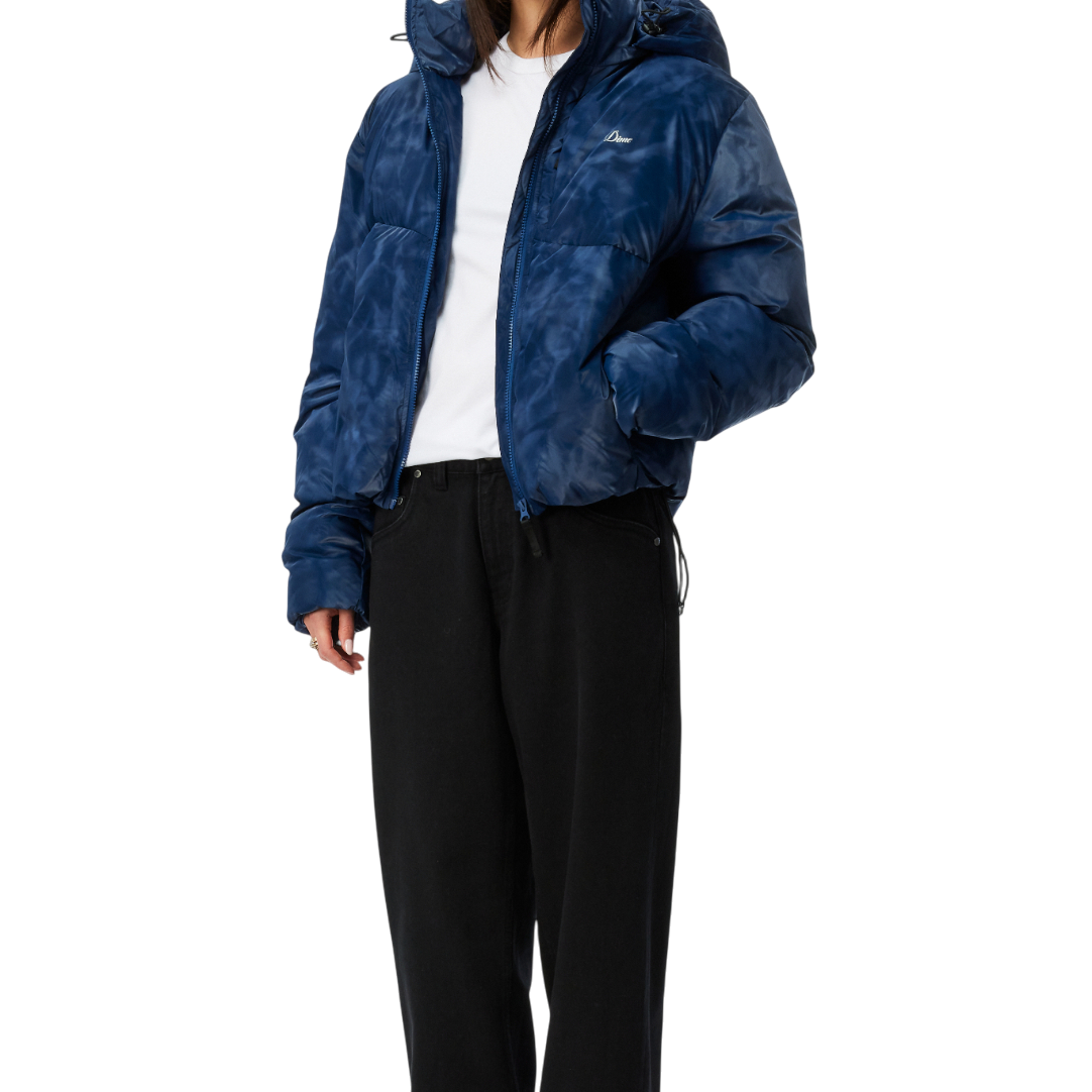 JACKETS_HO25_WAVYPUFFER_SMOKEBLUE_MODEL_01_80e63bd6-11fc-464d-95b1-afae9b026668.png