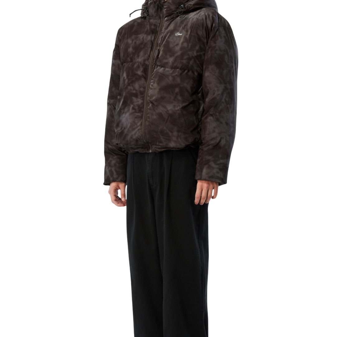 JACKETS_HO25_WAVYPUFFER_SMOKEBROWN_MODEL_01.png