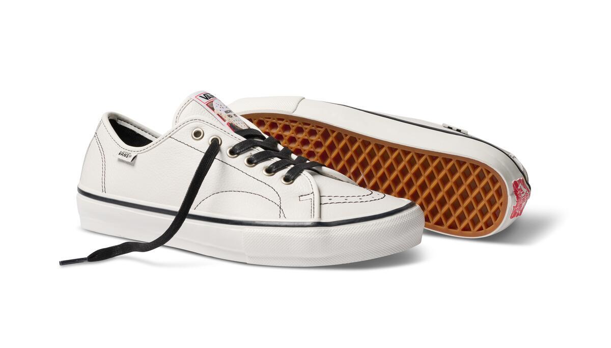 SP26_Skate_Hockey_AVEClassic_InStudioOnWhite_WhiteBlack_VN000Z97YB2_Pair2.jpg