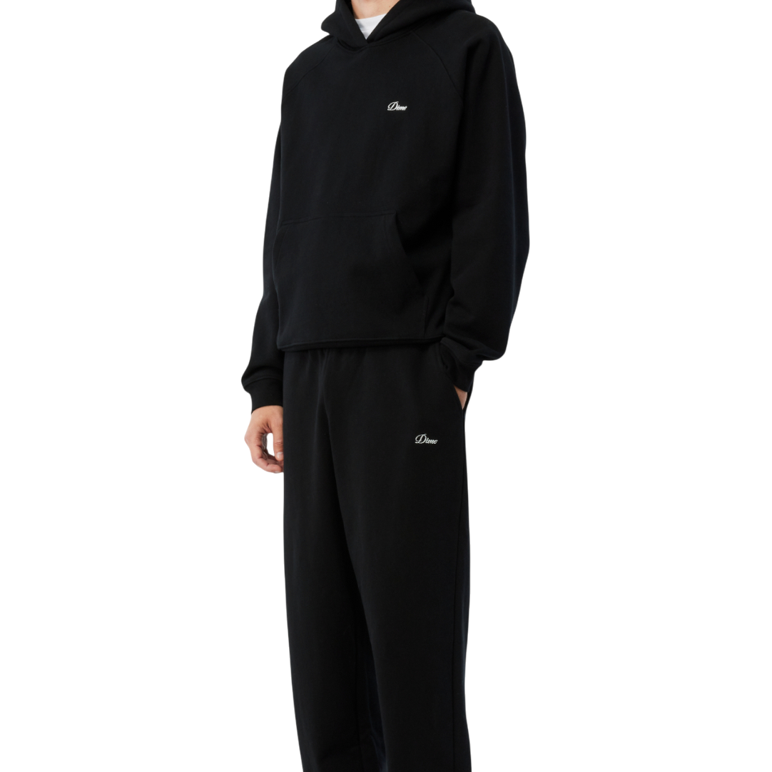 SWEAT_HO25_CURSIVESMALL_BLACK_MODEL_01.png