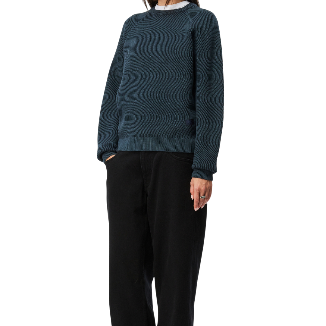 TOPS_HO25_KNITSWEATER_NAVY_MODEL_01_8268f12e-6b50-4d6e-9566-cad4733ccc6b.png