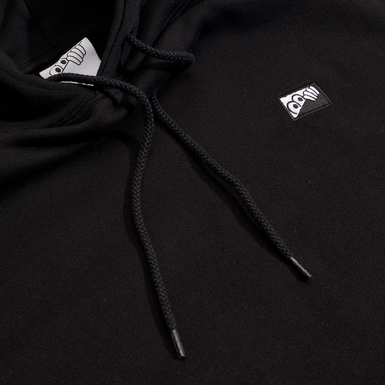 d8-heel-tab-hoodie-blk-detail-1354x1354.png